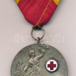 1940. Fém orvosi kitüntetés zománcozott rátéttel mellszalaggal, hátoldalán '1940.X.4.' gravírozással (42mm) T:1-,2