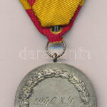 1940. Fém orvosi kitüntetés zománcozott rátéttel mellszalaggal, hátoldalán '1940.X.4.' gravírozással (42mm) T:1-,2 - Image 2