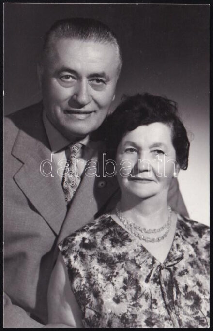 1965 Gróh József jogász, érseki jogtanácsos és felesége sajtófotó 9x14