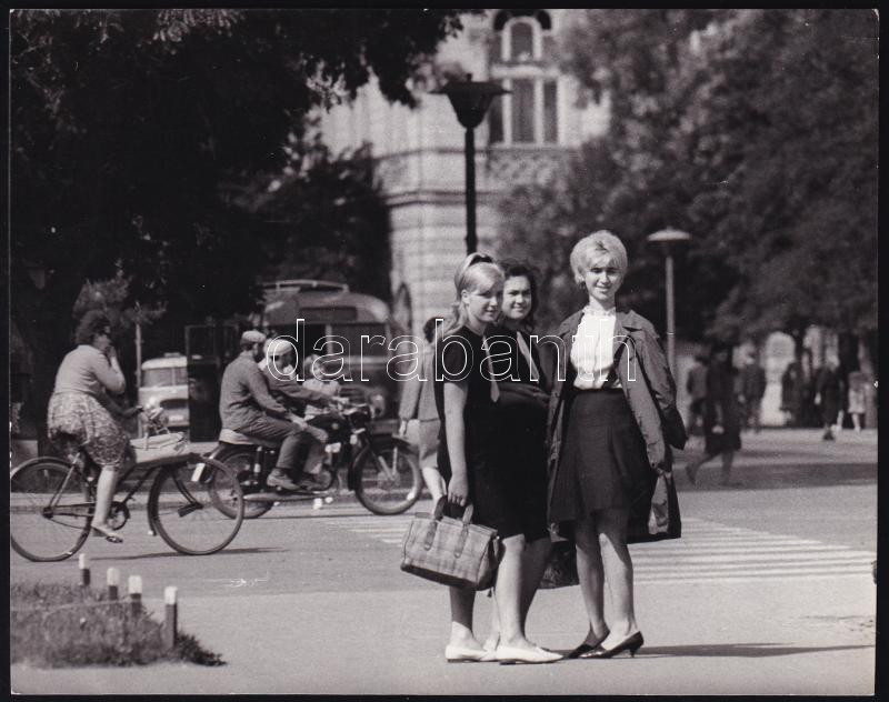 1965 Lányok - Magyar Hírek sajtófotó Novotta Ferenc 17x13 cm
