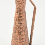 Réz iparművész váza, kézzel kalapált, jelzés nélkül, m: 33,5 cm