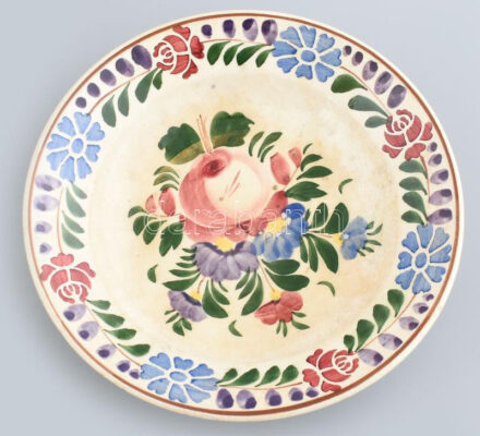 Antik Hollóházi tál, kopott, foltos, jelzett, kis hajszálrepedéssel, d: 24,5 cm