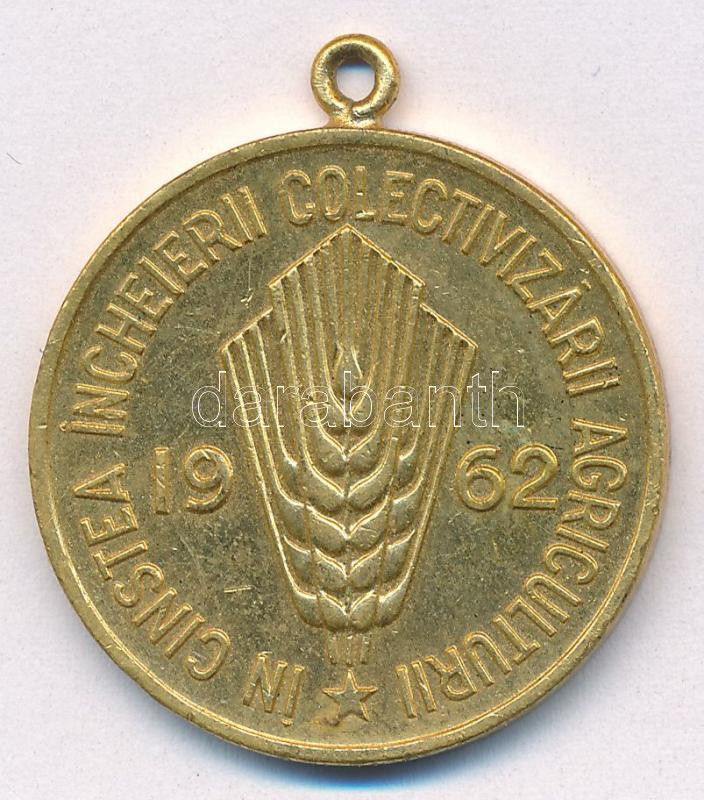 Románia 1962. 'A mezőgazdaság kollektivizálásának lezárása emlékére' kétoldalas aranyozott emlékérem füllel (31mm) T:2 Romania 1962. 'Incheierii Colectivizarii Agriculturii in Cinstea (Collectivization of Agriculture)' gilt medallion - Image 2