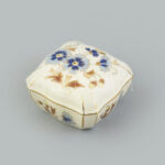 Zsolnay búzavirágmintás porcelán bonbonier, kézzel festett, jelzett, mázhajszálrepedésekkel, 7,5×7,5 cm