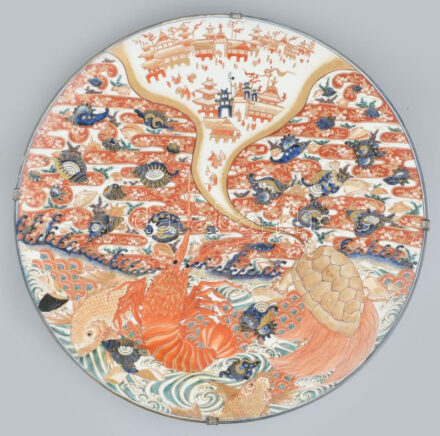 Imari tál porcelán, öblében máz alatti kékkel, máz felett vörössel és arannyal festett állati motívumok. Korának megfelelő kopásokkal. Japán, Arita, Meiji korszak (1868-1912) d: 59 cm