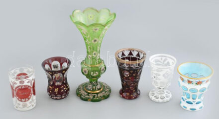 6 darabos Biedermeier üveg gyűjtemény, korának megfelelő állapotban, korának megfelelő kopásokkal, m: 12-29 cm A biedermeier a díszítőművészetnek egy olyan stílusa, amelyet a középosztály kedvelt a germán Európában 1815 és