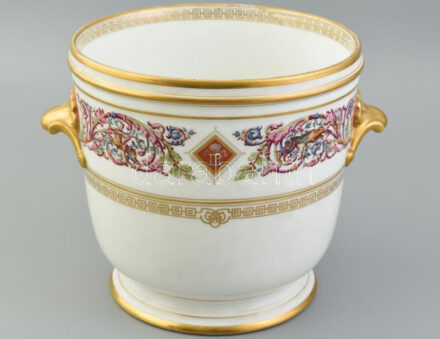 Régi Sevres kaspó, kézzel festett porcelán, jelzett, kopott, m: 20 cm, d: 27 cm