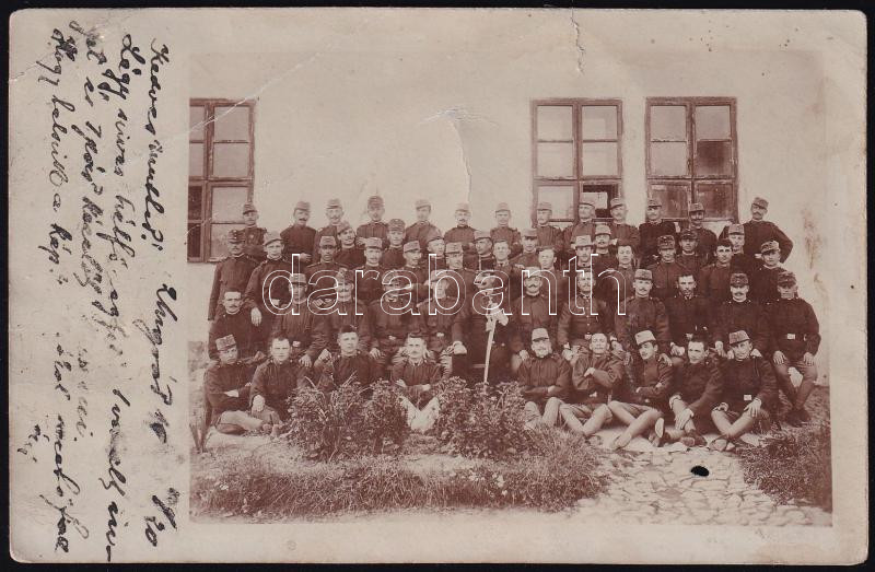 1898 Ungvári katonák laktanya előtt kissé gyűrött fotólap 14x9 cm