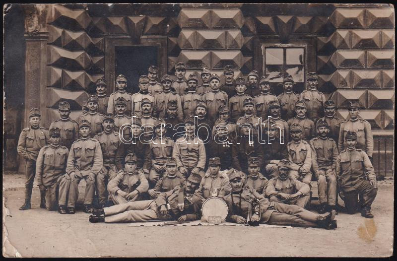 1915 Csehországi katonák laktanya előtt fotólap 14x9 cm