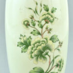 Hollóházi porcelán váza, kézzel festett, jelzett, apró kopásnyomokkal, m: 16,5 cm