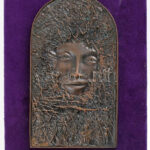 Rácz Edit (1936): Tél. Bronz, öntött, bársonnyal bevont fára applikálva, jelzett, 21x12x1,2 cm - Image 3