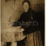 Madka beim Kornmahlen / folklore from Galicia and Volhynia, woman grinding corn