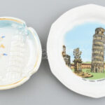 Pisai ferde torony 2 db porcelán tálka, egyik kézzel festett. d: 17, 13 cm