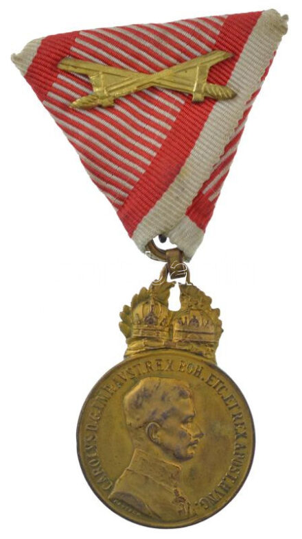 1917. 'Károly Bronz Katonai Érdemérem a katonai érdemkereszt szalagján, kardokkal' aranyozott bronz kitüntetés hadiszalagon 'BRONZE' jelzéssel a peremen. Szign.: Kautsch T:2 kopott aranyozás Hungary 1917. 'Bronze Militarty Order of Merit