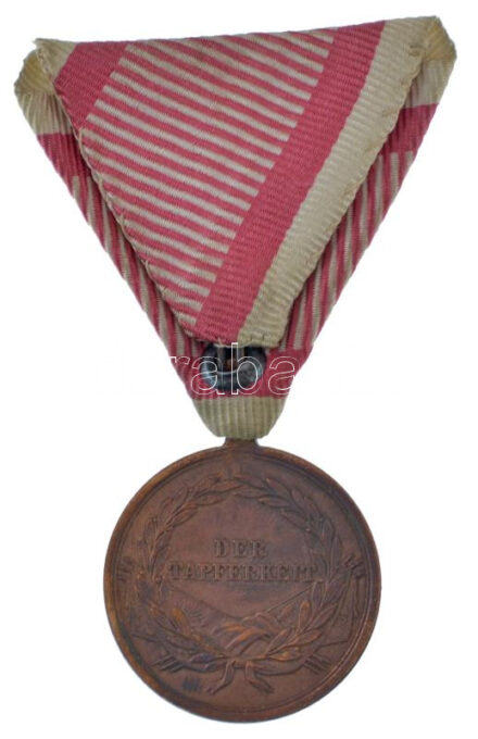 1914. 'Ferenc József Bronz Vitézségi Érem' bronz kitüntetés mellszalagon. Szign.: Tautenhayn T:2 Hungary 1914. 'Bronze Gallantry Medal (Der Tapferkeit)' bronze decoration with ribbon. Sign.:Tautenhayn C:AU,XF NMK 137.