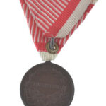 1917. 'Károly Bronz Vitézségi Érem' bronz kitüntetés modern mellszalagon. Szign.: Kautsch T:1- Hungary 1917. 'Bronze Gallantry Meda' bronze decoration on modern ribbon. Sign.: Kautsch C:AU NMK 310 - Image 2