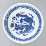 Kínai, sárkányos szakés csésze, kézzel festett porcelán, jelzett, hibátlan, d: 7 cm
