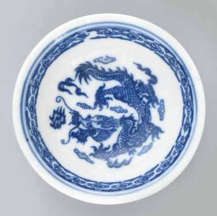 Kínai, sárkányos szakés csésze, kézzel festett porcelán, jelzett, hibátlan, d: 7 cm