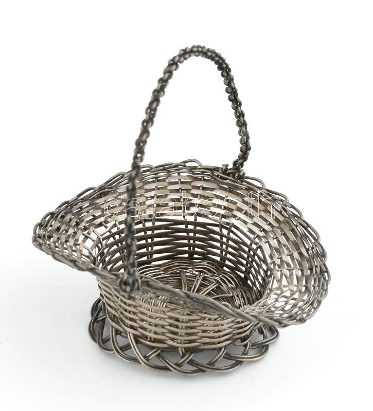 Fonott fém kosárka, ezüstözött fém, szép állapotban, m: 12 cm