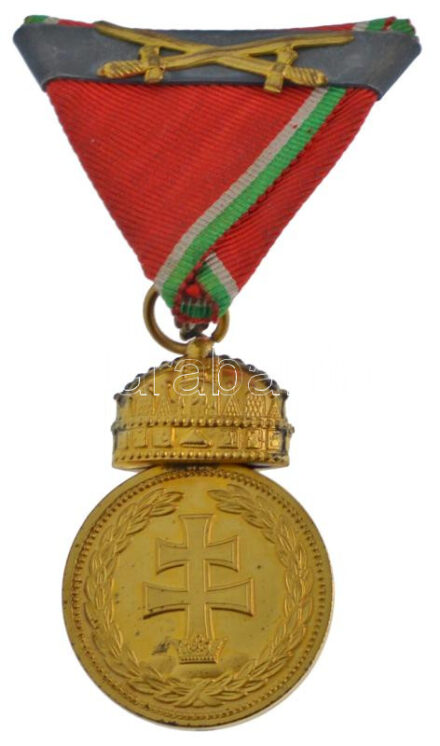 1922. 'Magyar Koronás Bronzérem hadiszalagon, kardokkal' aranyozott, jelzett bronz kitüntetés hadiszalagon, ismétlőpánttal (kardok az ismétlőpánton) T:1- kopott aranyozás Hungary 1922. 'Hungarian Bronze Medal with the Holy Crown on
