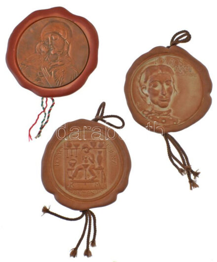 DN 3 darabos 'Kovács Margit Gyűjtemény, Szentendre' kerámia emlékérem tétel, egyik bronzlemezzel díszített, szép állapotban (105-110mm) T:1-