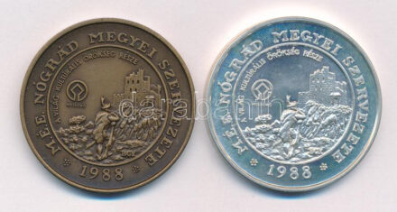 Bognár György (1944-) 1988. 'M.É.E. Nógrád megyei szervezete - Hollókő / Sigillum Comitatus Newgradiensis' kétoldalas bronz emlékérem (42,5mm) + jelzett Ag emlékérem (36,23g/0.835/42,5mm) T:1,1- (PP)