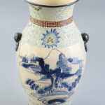 Keleti porcelán váza, jelzett, kopásokkal, m: 32 cm