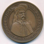 Gáti Gábor (1937-) 1984. 'MÉE Pápa / Vak Bottyán' bronz emlékérem (42,5mm) T:1 Adamo PP2 - Image 2