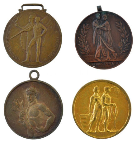 1923. 'Kitűnő táncért' bronz díjérem (30mm) + Sződy Szilárd (1878-1939) DN 'Budapest székesfőváros versenydíja' aranyozott Cu-Zn díjérem fül nélkül (30mm) + 'Gyakorló gimnázium sportköre' Cu-Zn díjérem 'Ludvig Bp.' gyártói