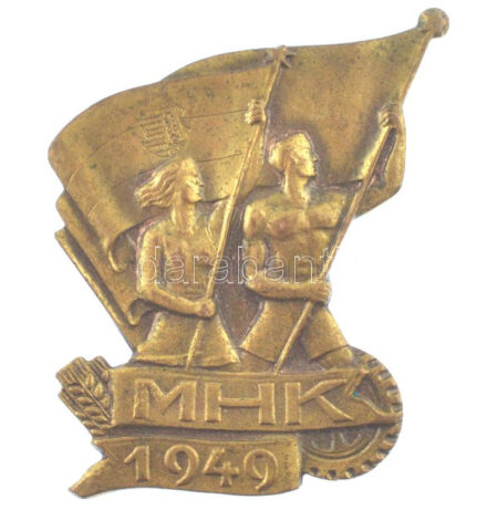 1949. 'MHK (Munkára Harcra Kész)' bronz kitűző (32x29mm) T:1-,2