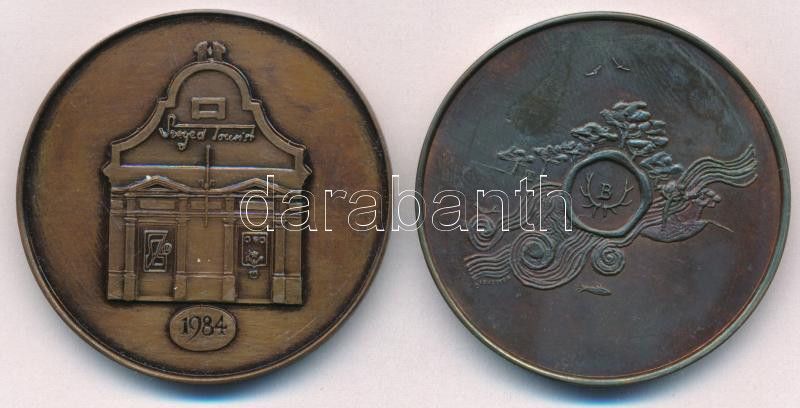1984. 'VII. Fogathajtó Világbajnokság Szilvásvárad-Eger' kétoldalas Br emlékérem (42mm) + 1984. 'Hódmezővásárhely / Szeged Tourist' bronz emlékérem (42,5mm) T:1- patina - Image 2