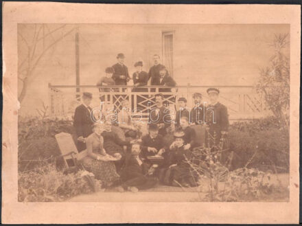 cca 1900-1910 Előkelő hölgyek és urak csoportképe, osztrák-magyar hajóstisztek társaságában, nagyméretű, kartonra kasírozott fotó, szélén kis sérülések, 36x24 cm / Group of elegant ladies and gentlemen with Austro-Hungarian naval