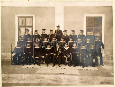1907 Póla, a Cs. és Kir. Haditengerészet (K.u.K. Kriegsmarine) kadétiskolájának csoportképe, nagyméretű fotó, a hátoldalon feliratozva, sérült kartonon (törött/hiányos sarkok), 25x19 cm / 1907 Pola, Pula, Austro-Hungarian Navy