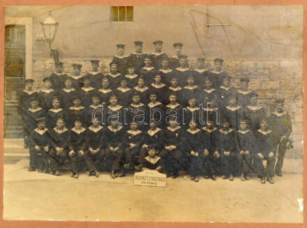 1914 Póla, a Cs. és Kir. Haditengerészet (K.u.K. Kriegsmarine) kadétiskolájának csoportképe, nagyméretű fotó, a hátoldalon feliratozva, kissé sérült, körbevágott kartonon, 22x16 cm / 1914 Pola, Pula, Austro-Hungarian Navy (K.u.K.