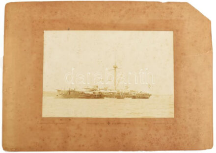 cca 1890 SMS Kronprinz Erzherzog Rudolf, az Osztrák-Magyar Cs. és Kir. Haditengerészet (K.u.K. Kriegsmarine) Kronprinz-osztályú pre-dreadnought csatahajója (Schlachtschiff) Pólánál; nagyméretű, kartonra kasírozott fotó, a kartonon
