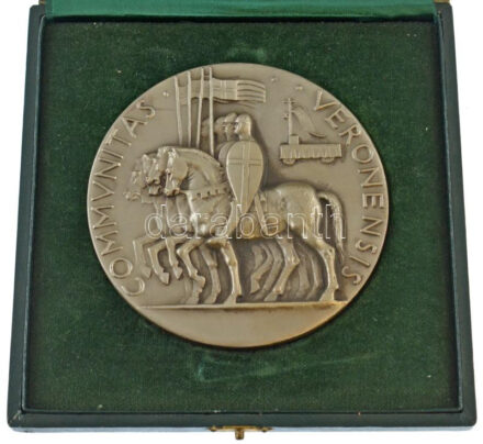 Olaszország 1958. 'Zénó veronai püspök' kétoldalas, ezüstözött bronz emlékérem Verona zománcozott címerével ellátott dísztokban, 'Johnson ES. Inc.' gyártói jelzéssel. Szign.: Nereo Costantini (1905-1969) (96mm) T:1- Italy 1958.