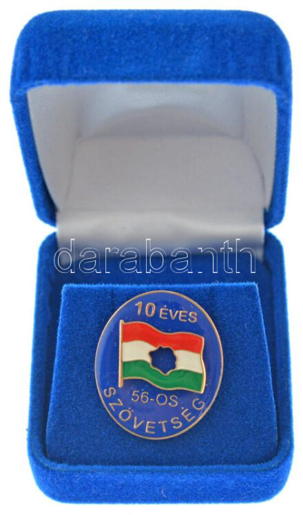 1990. '10 éves az 56-os Szövetség' műgyantás fém jelvény '321' sorszámmal, eredeti tokban (27x23mm) T:1