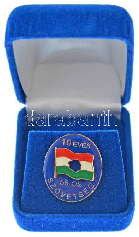 1990. '10 éves az 56-os Szövetség' műgyantás fém jelvény '321' sorszámmal, eredeti tokban (27x23mm) T:1
