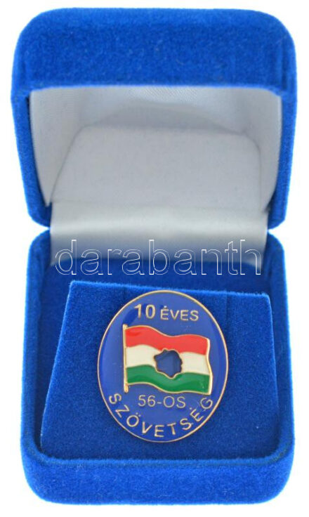 1990. '10 éves az 56-os Szövetség' műgyantás fém jelvény '148' sorszámmal, eredeti tokban (27x23mm) T:1