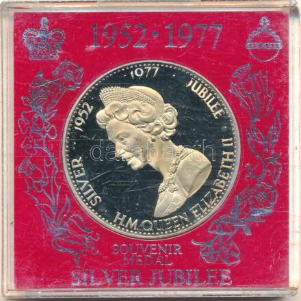 Nagy-Britannia 1977. 'Ezüst Jubileum - II. Erzsébet' Cu-Ni emlékérem eredeti plasztik dísztokban (38mm) T:1 (eredetileg PP) fo., patina United Kingdom 1977. 'Silver Jubilee H.M. Queen Elizabeth II' Cu-Ni medalllion in original plastic