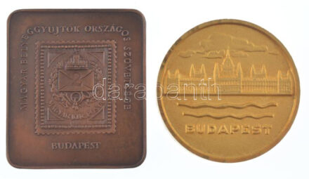 ~1990. 'Magyar Bélyeggyűjtők Országos Szövetsége - Budapest / Bélyegkiállítás' 2kr-os, levélboríték rajzú bélyeget ábrázoló bronz emlékérem, gravírozás nélkül (40,5x46,5mm) + DN 'Budapest / Res Cacib' aranyozott bronz