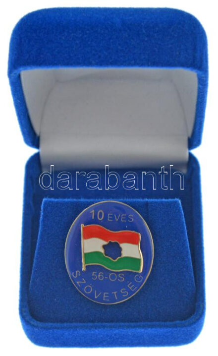 1990. '10 éves az 56-os Szövetség' műgyantás fém jelvény '696' sorszámmal, eredeti tokban (27x23mm) T:1