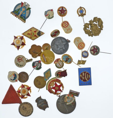 34db-os vegyes jelvény és díjérem tétel, közte DN 'Budapest - Népstadion' zománcozott fém kitűző (11x20mm) T:vegyes