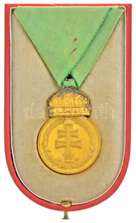 1922. 'Magyar Koronás Aranyérem' aranyozott bronz kitüntetés díszítménnyel, eredeti mellszalaggal, eredeti dísztokban T:2 patina Hungary 1922. 'Hungarian Gold Medal with the Holy Crown' gold-plated decoration with original ribbon, in