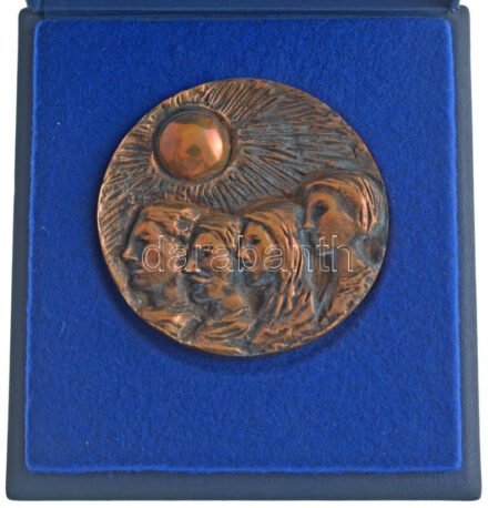 Szabó Iván (1913-1998) 1972. 'Györffy István Kollégium - NÉKOSZ - XXX' kétoldalas bronz emlékérem dísztokban, Illyés Gyula idézettel (90mm) T:1- patina