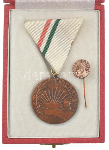 ~1980. 'Ifjúságért' bronz érdemérem mellszalagon, miniatűrrel, eredeti tokban T:1