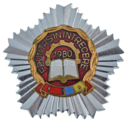 Románia 1980. 'Élen a haladásban' rátétes Al és zománcos tombak jelvény (42x42mm) T:1- Romania 1980. 'Fruntaş În Întrecere' overlayed Al and enamelled tombak badge (42x42mm) C:AU