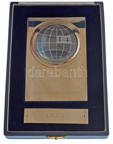 DN 'Chambre de Commerce de Hongrie (Magyar Kereskedelmi Kamara)' üvegbetétes, krómozott, névre szóló plakett, dísztokban (119x79mm) T:1-