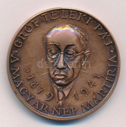 Nagy István János (1938-) 1991. 'Gróf Teleki Pál - 1879-1941 - A magyar nép mártírja / 'Nőttön nő tiszta fénye, amint időben, térben távozik - MÉE 1991' kétoldalas bronz emlékérem (42,5mm) T:1- patina, kis karc Adamo BP35