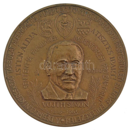 Vojth Zoltán / Nagy István János (1938-) DN 'Isten áldja a tisztes ipart! - A Debreceni Kereskedő Társulat alelnöke és a Debreceni Korcsmárosok Ipartestületi elnöke emlékére - Vojth Simon 1885-1963' egyoldalas, öntött bronz plakett